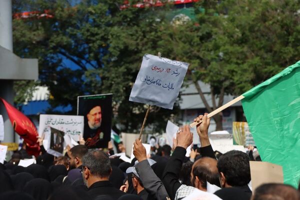 سیل خروشان زائران و مجاوران رضوی در مراسم تشییع پیکر شهدای خدمت