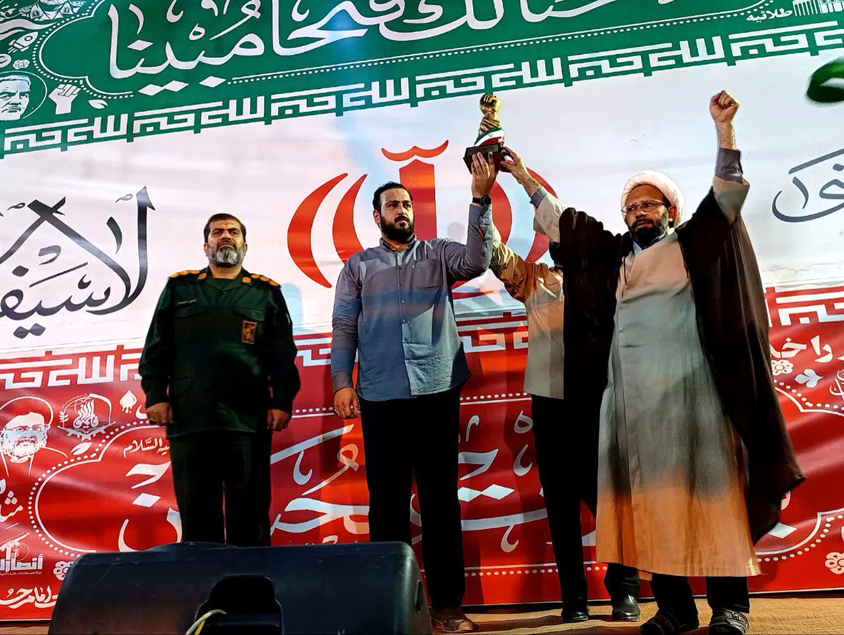 رونمایی از نماد «مشت گره کرده رهبر شهید» در قم