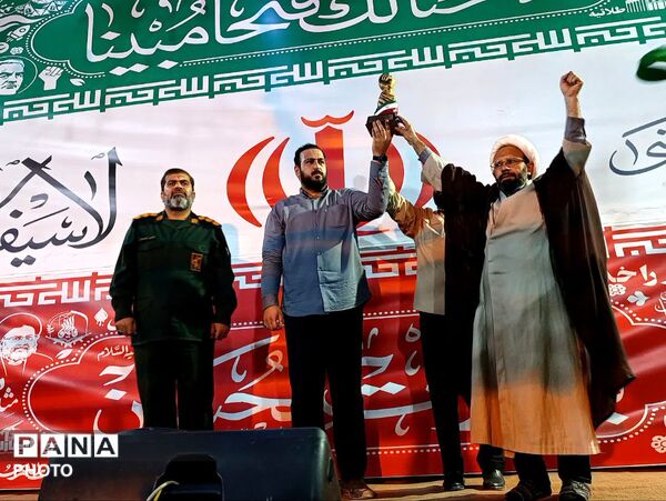رونمایی از نماد «مشت گره کرده رهبر شهید» در قم