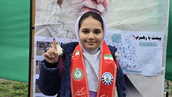 بیعت دانش‌آموزان پیشتاز نظرآباد با رهبر جدید انقلاب