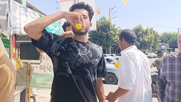 توزیع شربت و شیرینی به مناسبت میلاد پیامبر اسلام (ص) 