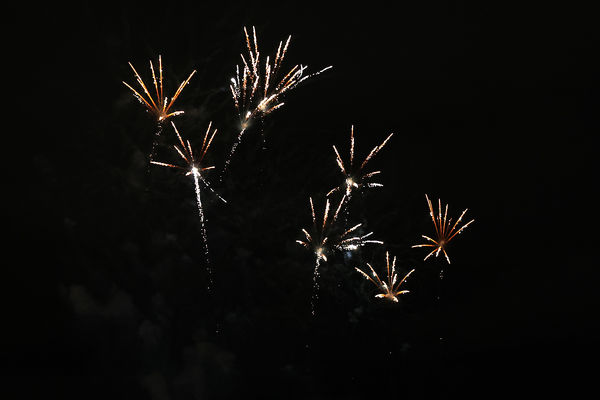 مراسم آتش‌بازی و نورافشانی همزمان با شب سال نو در پل طبیعت