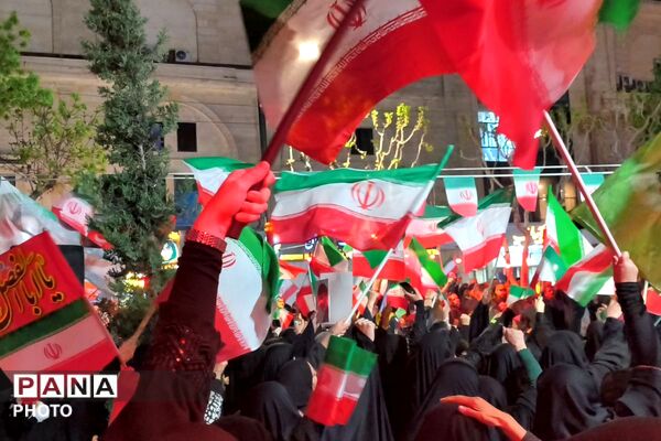 حضور دانش‌آموزان و کودکان بهارستانی در راهپیمایی شبانه «جنگ رمضان»
