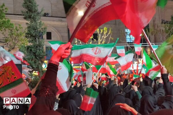 حضور دانش‌آموزان و کودکان بهارستانی در راهپیمایی شبانه «جنگ رمضان»