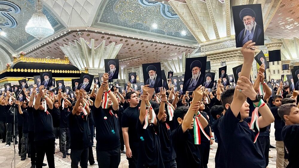 فریادِ ایستادگی از دلِ مرقد امام؛ دانش‌آموزان با سرود باید برخاست پیام مقاومت را ابلاغ کردند