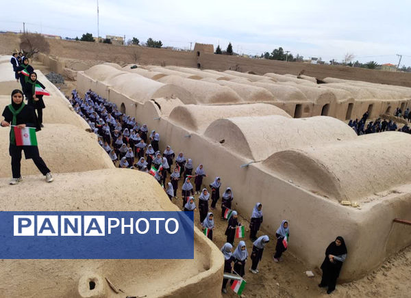 اجرای دلنشین سرود ایرانمون در دل تاریخ کهن قلعه ملکی