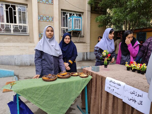 بازارچه کسب و کار در دبیرستان میرزا جعفر سروقد