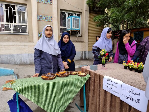 بازارچه کسب و کار در دبیرستان میرزا جعفر سروقد