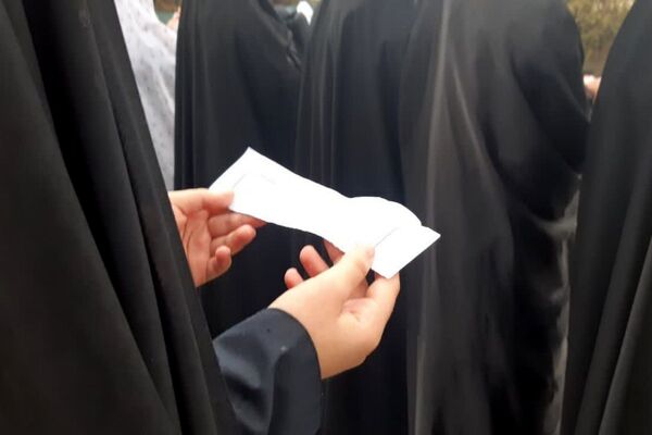  نماز باران در مدرسه جنت با حضور جمعی دانش‌آموزان