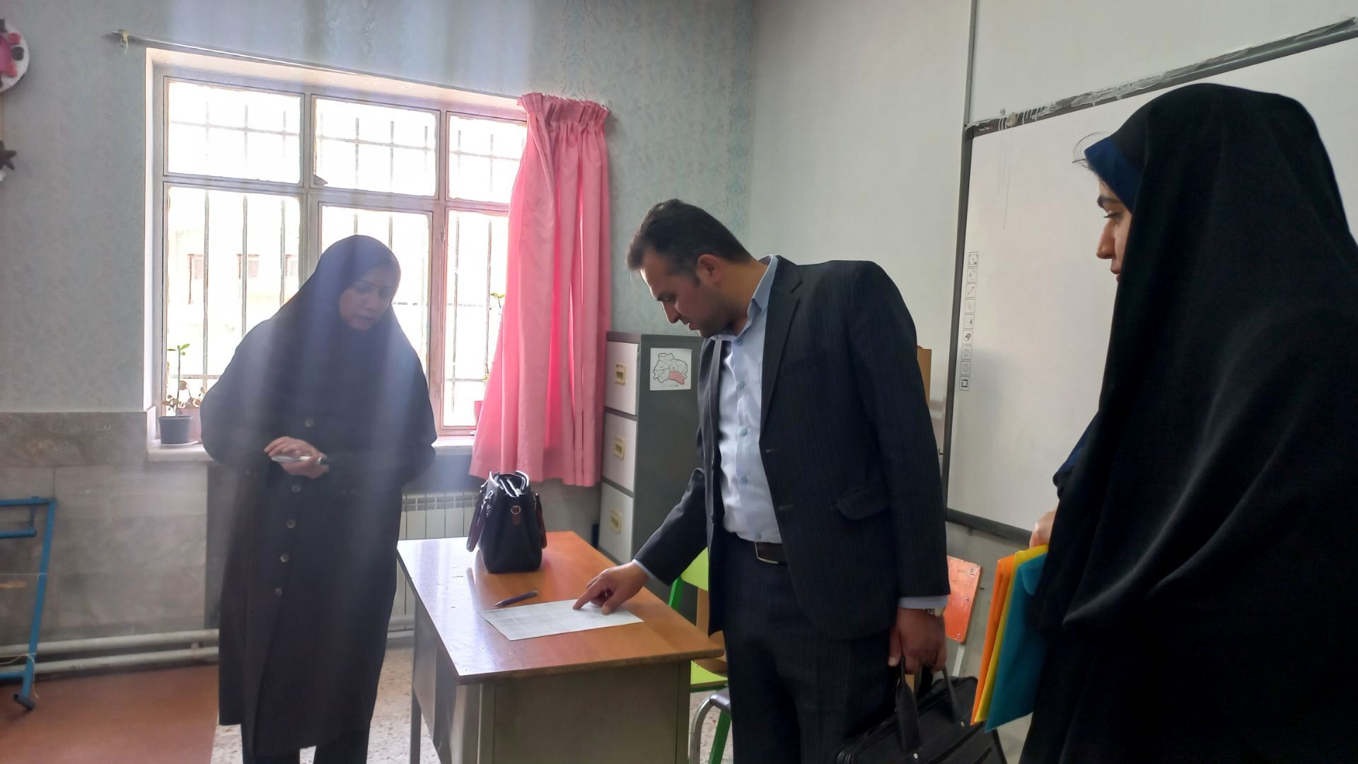بازدید سرپرست اداره آموزش و پرورش استثنایی استان از روند برگزاری امتحانات نوبت دوم