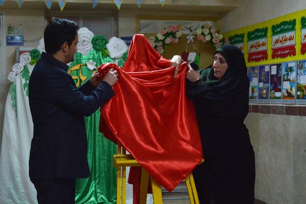 فانوس به دبیرستان حکمت آمد