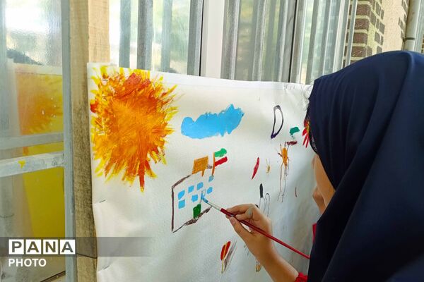 نقاشی دانش‌آموزان دختر در هفته کودک
