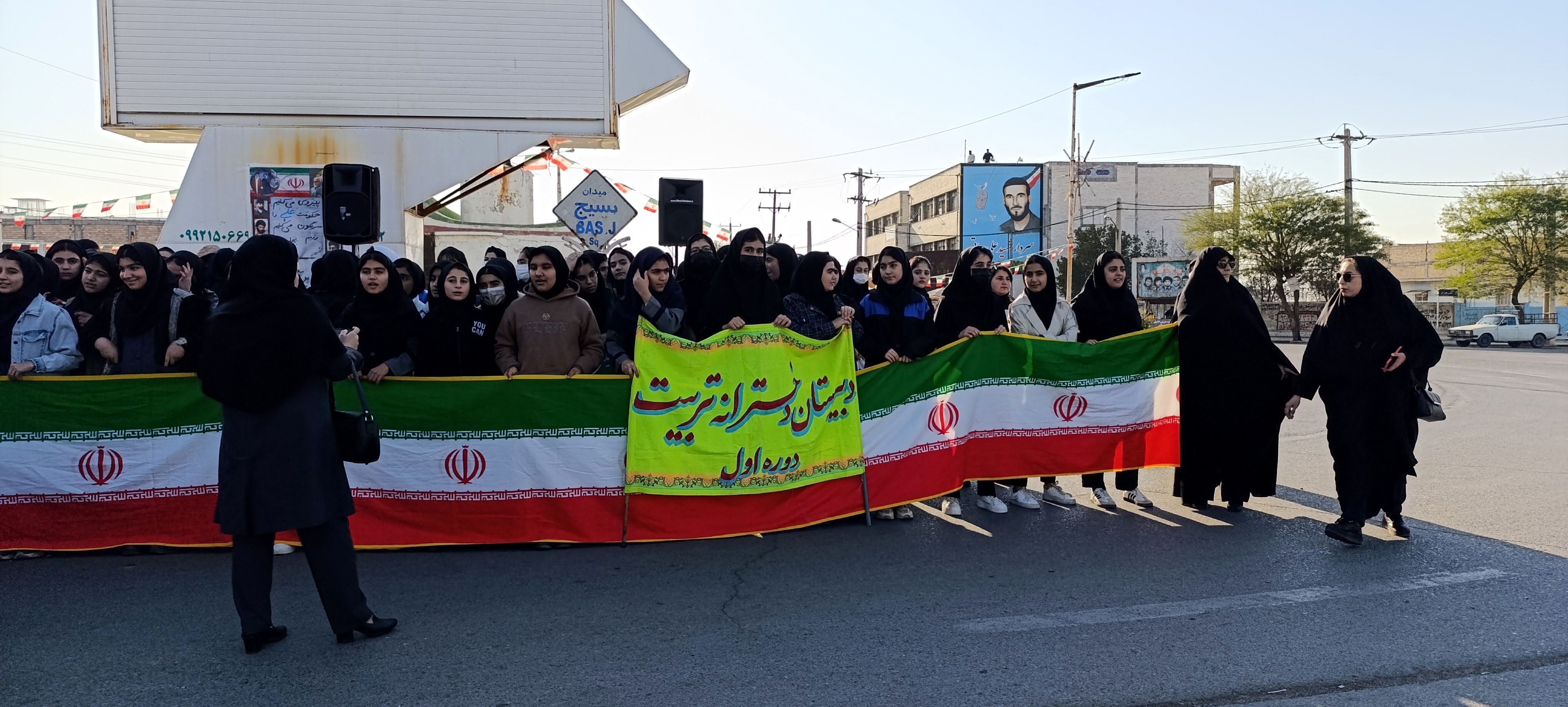 دانش‌آموزان دهلرانی در راهپیمائی ۲۲بهمن