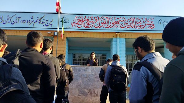 زنگ آزمایشگاه در دبیرستان شاهد ابوذر غفاری نیشابور 