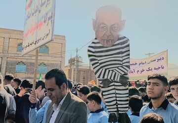 از کلاس تا میدان؛ حضور پررنگ دانش‌آموزان ایرانی در راهپیمایی ۱۳ آبان