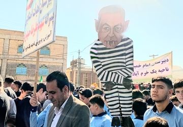 از کلاس تا میدان؛ حضور پررنگ دانش‌آموزان ایرانی در راهپیمایی ۱۳ آبان