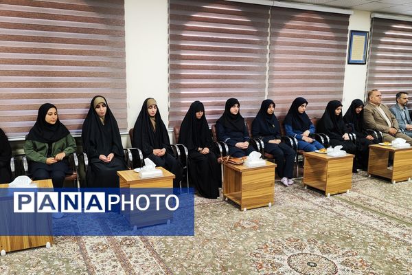 دیدار دختران دانش‌آموز سنندجی با نماینده ولی‌فقیه در کردستان 