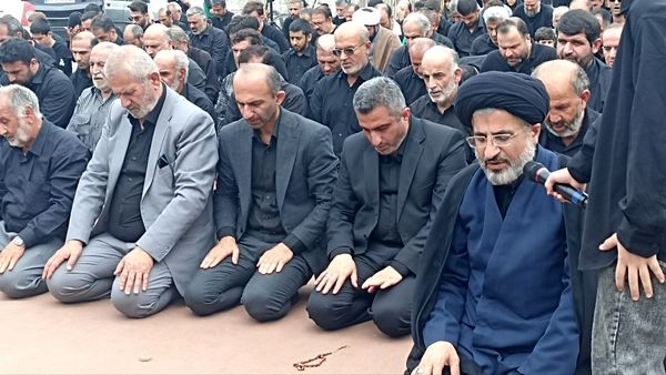 اقامه نماز ظهر عاشورا در محمودآباد 