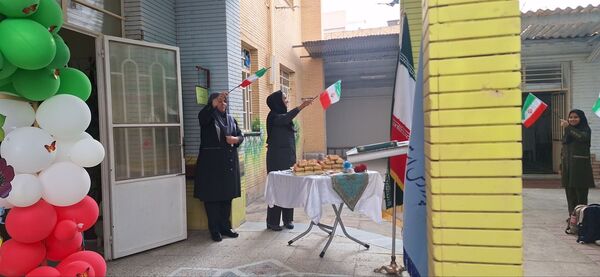 آیین بازگشایی مدارس و استقبال از دانش آموزان در دبیرستان فرزانگان دوره ی اول