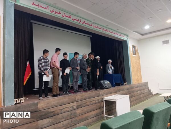 نشست اعضای تشکل های دانش آموزی با امام جمعه کاشمر 