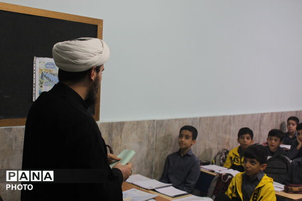 اجرای طرح مهربان‌تر از مادردر مدرسه شهدای معلم