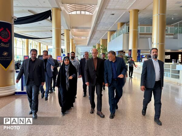 بازدید وزیر راه و شهرسازی از روند خدمات‌رسانی به زائران امام رضا(ع) در فرودگاه مشهد