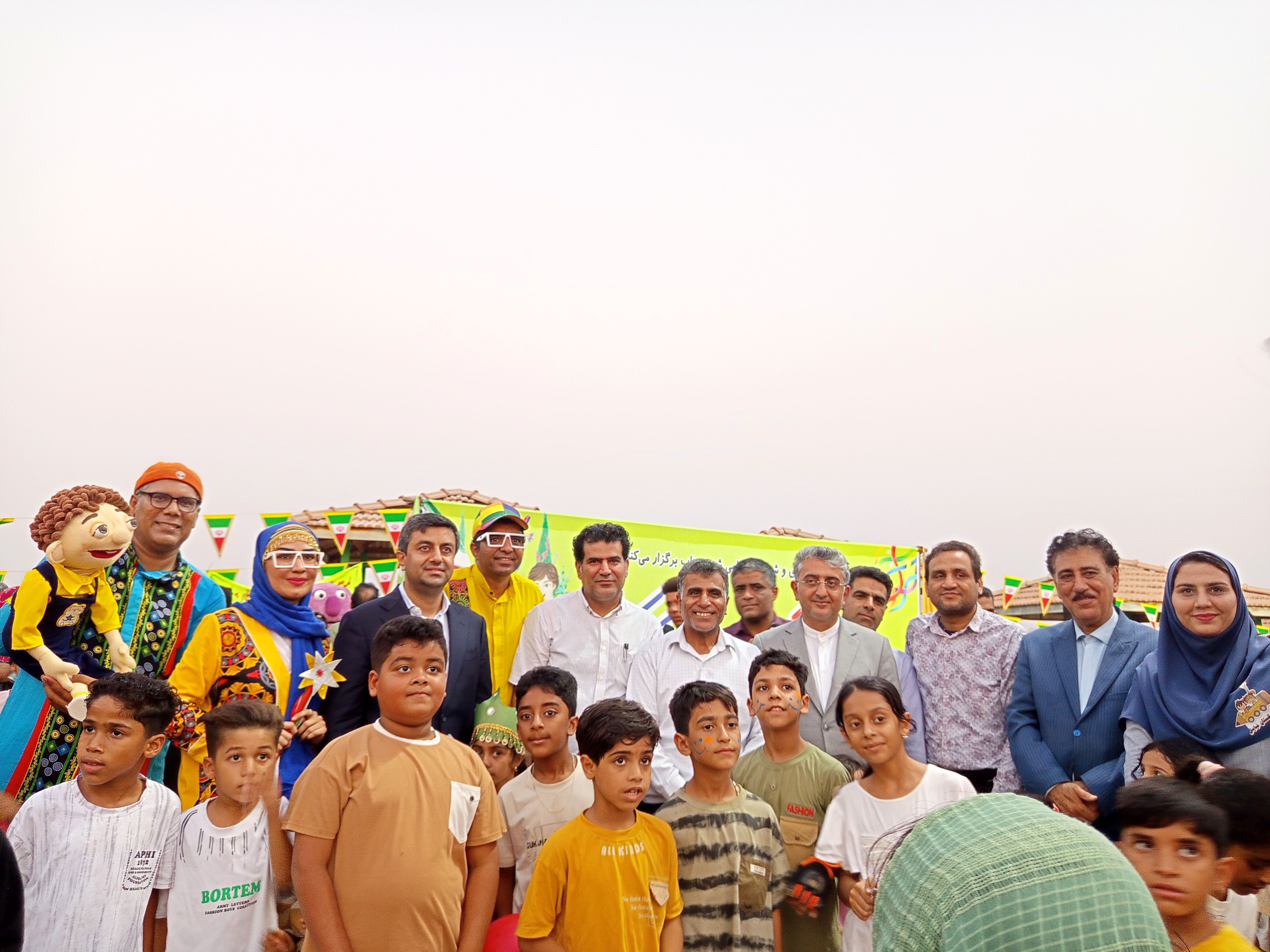 جشنواره بادبادک‌ها و عروسک‌های خندان میناب میزبان مقامات ارشد استانی شد