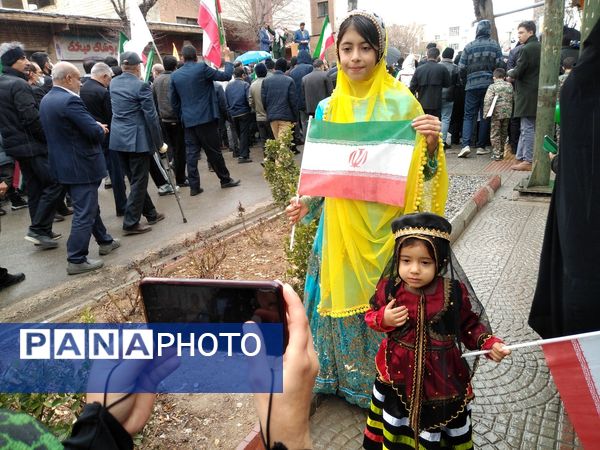 همگام با هم؛ مردم و دانش‌آموزان، شکوه جاودانه ۲۲ بهمن را فریاد می‌زنند