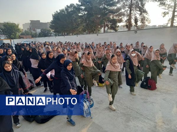 مراسم صبحگاهی در دبیرستان دخترانه عصمت اسلامشهر