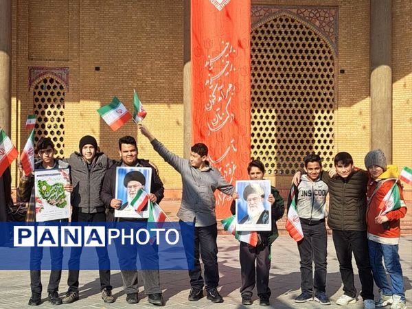کاروان دانش‌آموزی در طنین عشق و ارادت رهسپار حرم امام (ره) 