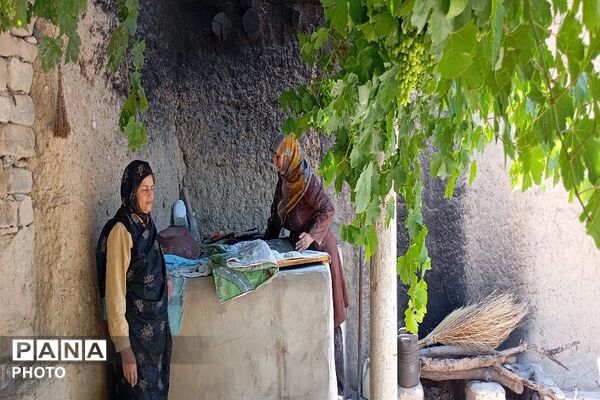 کمک به پخت نان به عشق آقای شهید ایران 