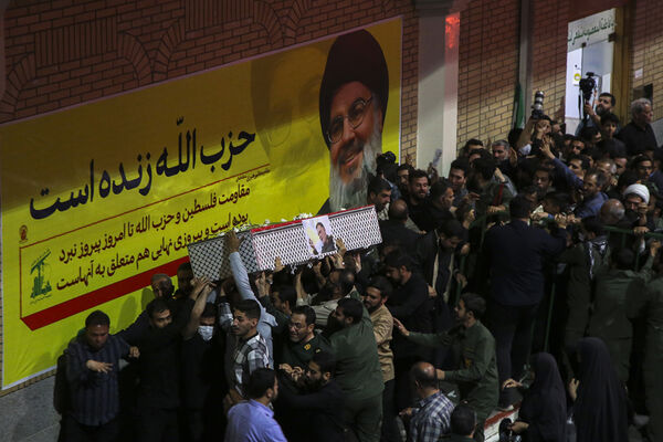 جلوه‌هایی از مراسم وداع با پیکر سردار شهید «نیلفروشان» در قم