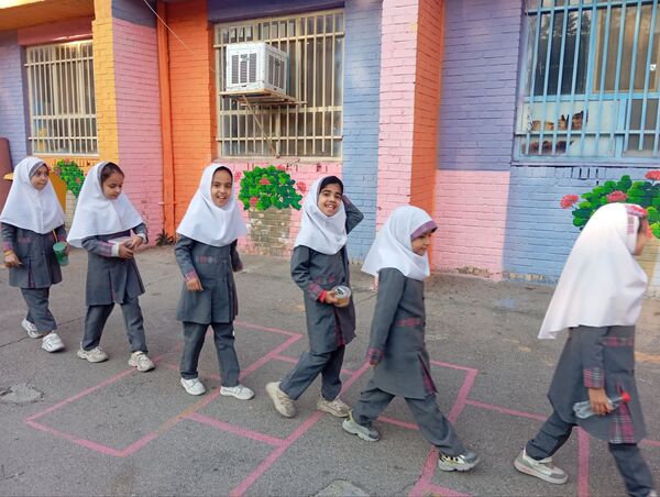 اکران انیمیشن یوز ایرانی در نماز خانه دبستان دخترانه نرجس یک و دو 