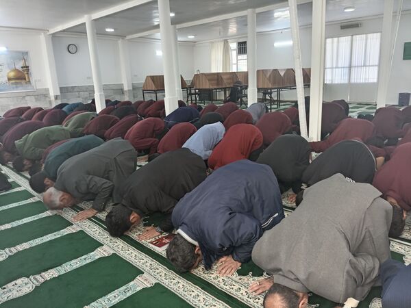 اقامه نماز جماعت به امامت امام جمعه کاشمر در دبیرستان نمونه آیت الله خامنه‌ای 