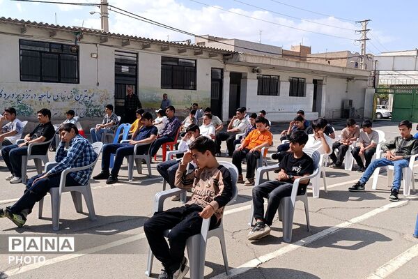 نواخته شدن زنگ ۱۵ خرداد در دبیرستان صدرا