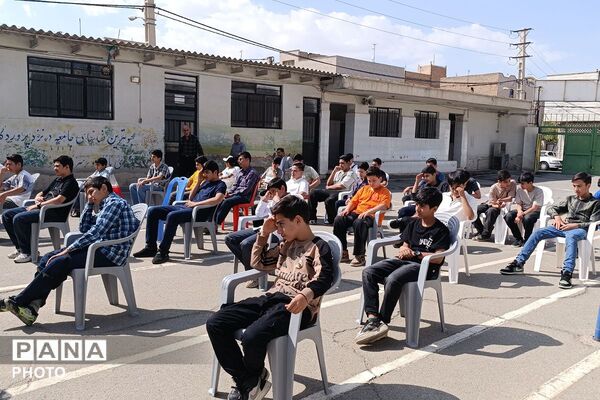 نواخته شدن زنگ ۱۵ خرداد در دبیرستان صدرا
