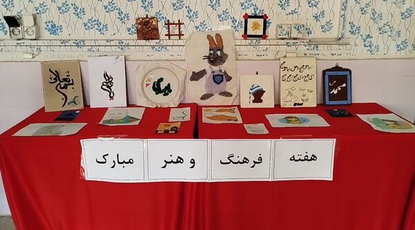 هم‌زمان با هفته فرهنگ و هنر؛ آثار هنری دانش‌آموزان دبیرستان بنت‌الهدی صدر در نورآباد به نمایش درآمد