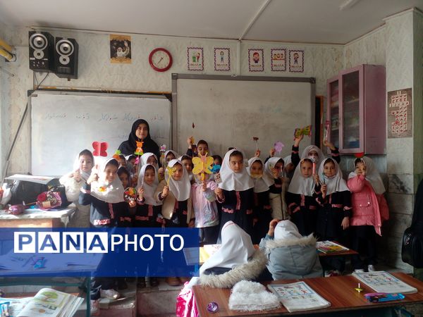 شادی دانش آموزان از یادگیری حروف الفبا و نوشتن حرف(واو)