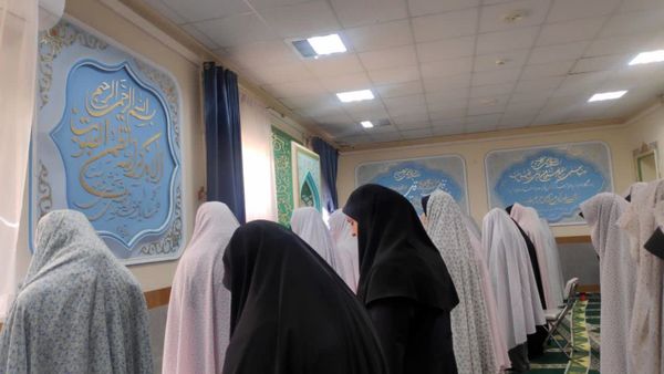 عطر بندگی در مدرسه اقامه نماز جماعت
