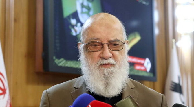 دود آتش زدن ده‌ها اتوبوس توسط اغتشاشگران به چشم مردمی می‌رود که در صف‌ اتوبوس معطل می‌شوند