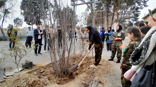 دختران ورزشکار ملاردی با کاشت نهال، آینده‌ای سبزتر برای زمین رقم می‌زنند