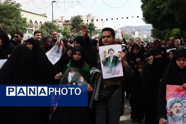 سیل خروشان زائران و مجاوران رضوی در مراسم تشییع پیکر شهدای خدمت