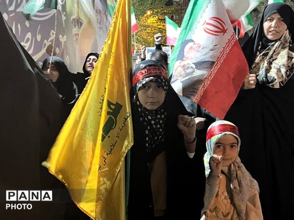 ایمان و مشت گره کرده،نماد مقاومت است