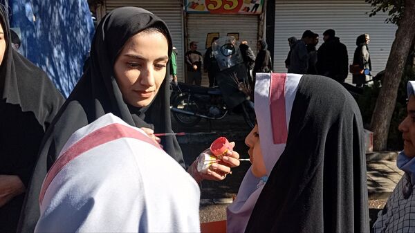 حضور پرشور دانش‌آموزان در راهپیمایی روز ۱۳ آبان