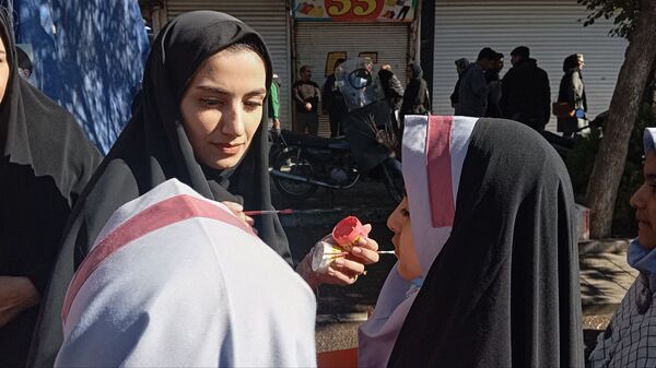 حضور پرشور دانش‌آموزان در راهپیمایی روز ۱۳ آبان