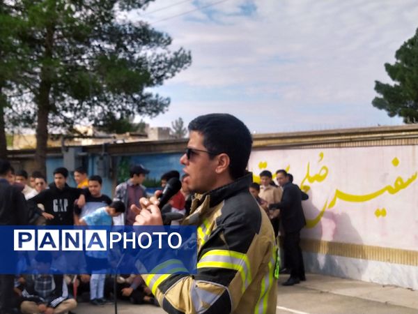 حضور آتش‌نشانان در دبیرستان میثاق کاشمر