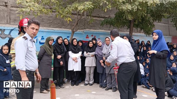 وقتی قهرمانان بی ادعا،مشق ایثار دادند. مدرسه رحمانی فرد میزبان آتش‌نشانان