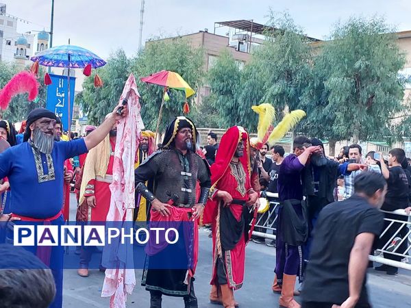 استقبال عزاداران حسینی از کاروان نمادین اسرای کربلا در قم