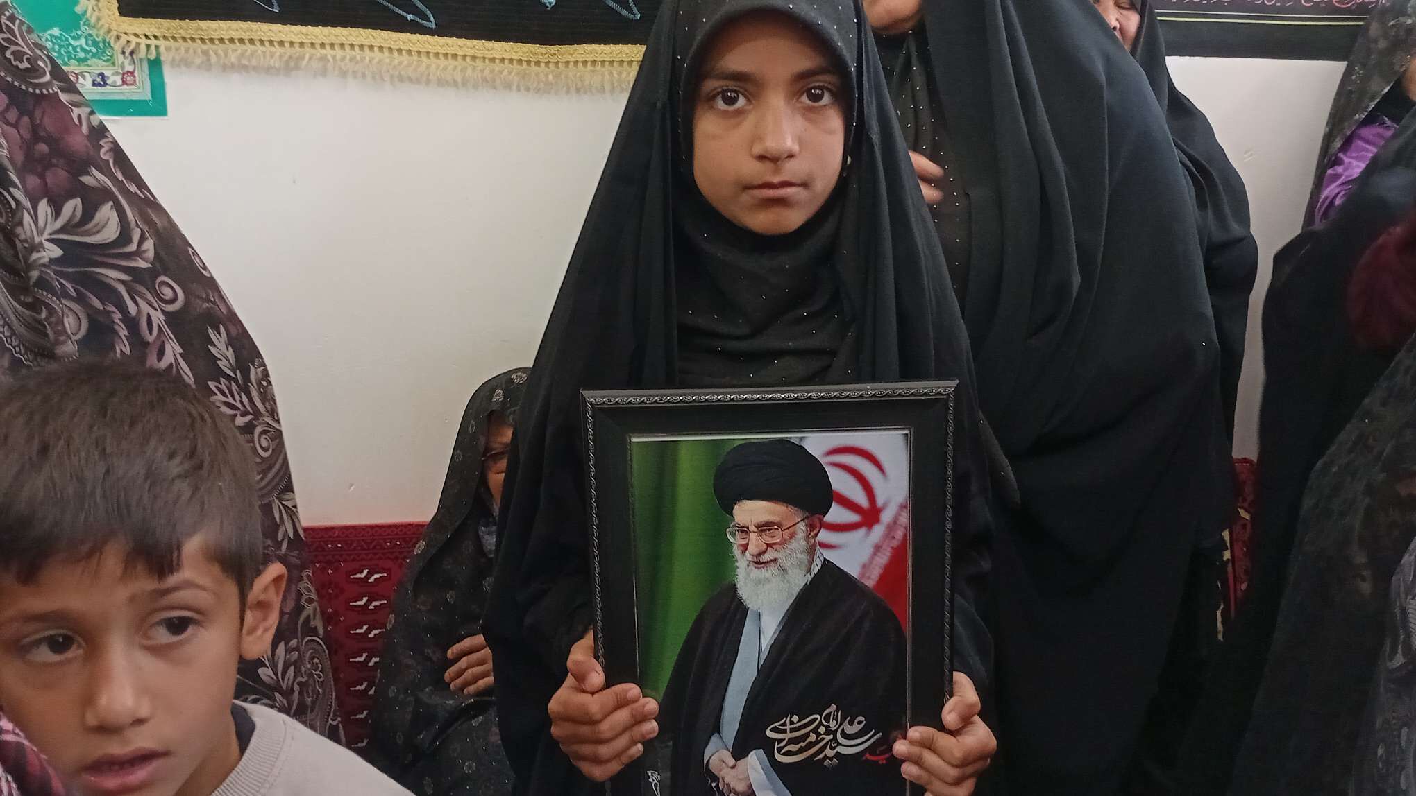 حضور پر رنگ کودکان ولایی روستای نقاب در اربعین رهبر انقلاب اسلامی