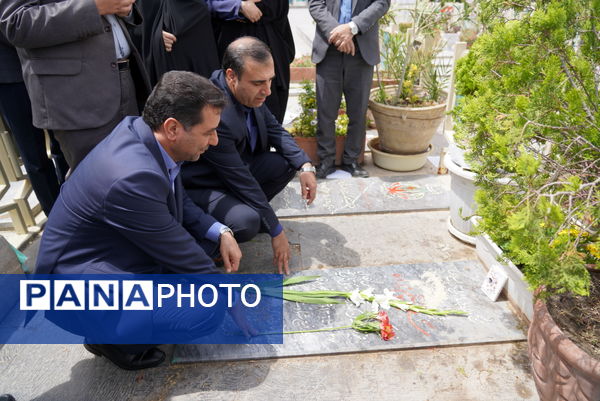 مراسم عطرافشانی قبور مطهر شهدا باحضور مدیرکل آموزش‌وپرورش استان اصفهان